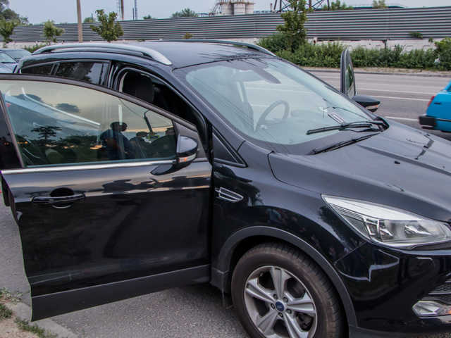 В Днепре выстрелили в лобовое стекло автомобиля Ford