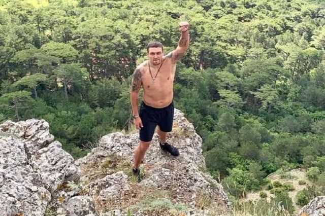 Еле переставляет ноги: тренировка Усика в Крыму взволновала фанатов