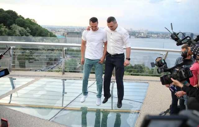 Кличко еще должен 121 млн грн за "стеклянный мост"