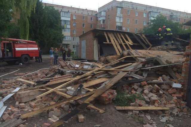 В Черниговской области взрыв разрушил два гаража