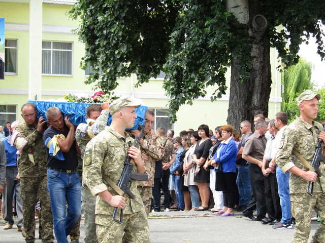 Під Києвом попрощалися із загиблим на Донбасі 31-річним бійцем