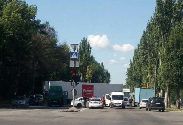 В Запорожье на дороге умер водитель фуры: образовалась пробка