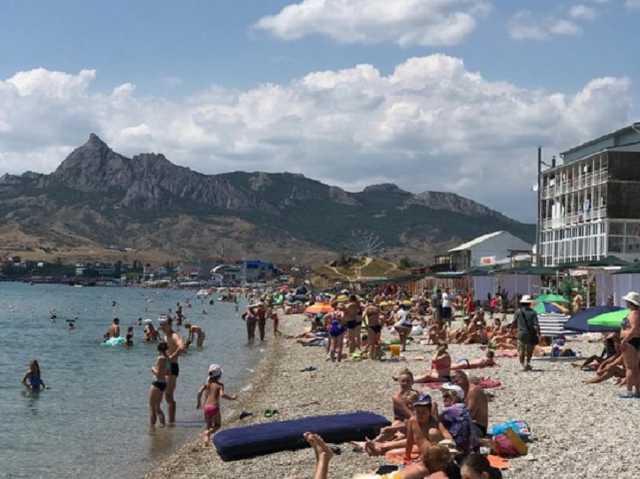 Накатались по мосту: в Крыму открыто признали провал туристического сезона