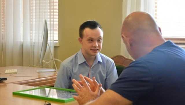 У Луцьку бакалавр історії із синдромом Дауна отримав роботу екскурсовода в музеї