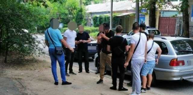 В Николаеве у избирательного участка задержали людей с оружием