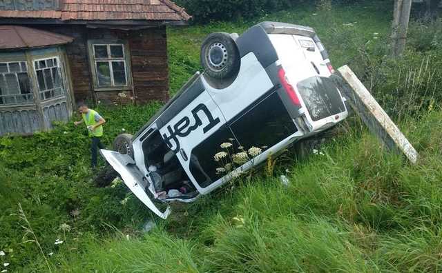 На Львівщині мікроавтобус в’їхав у зупинку. Загинула жінка, двоє її дочок у лікарні