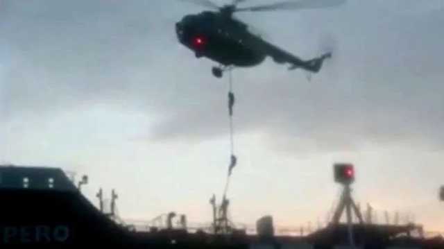 Вертолеты и спецназ: появилось видео, как иранцы захватили британский танкер