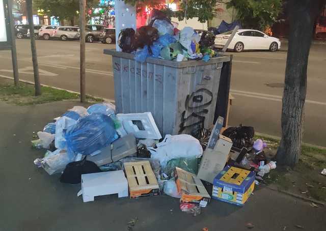 В день выборов центр Киева погряз в мусоре