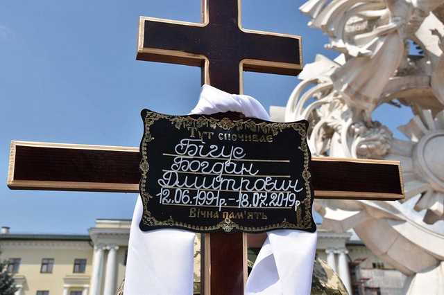 Пришли тысячи: в Хмельницком попрощались с погибшим снайпером ВСУ