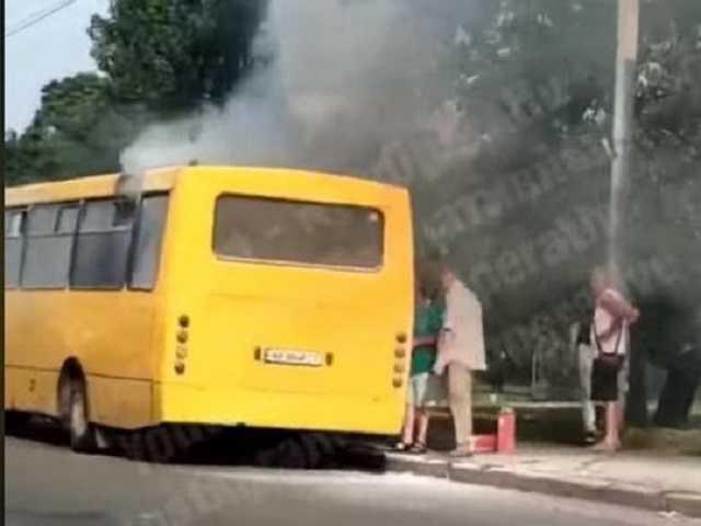 В Киеве на "Лесной" опять горит маршрутка