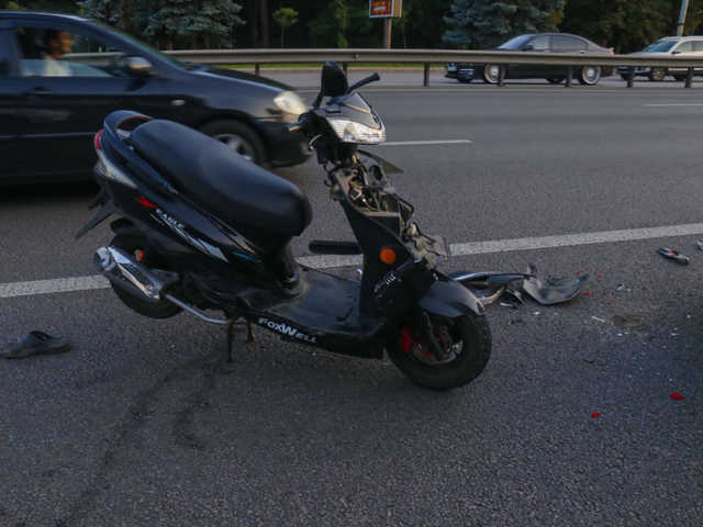 Возле столичного зоопарка скутерист протаранил такси