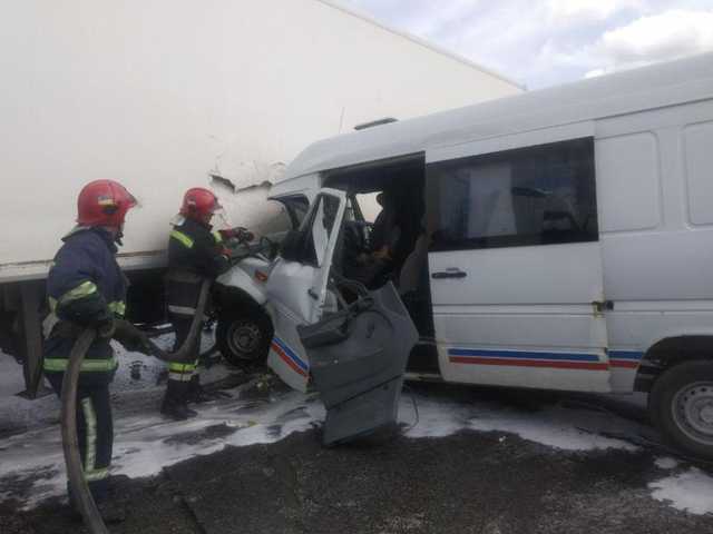 Трассу Киев-Чоп перекрывали на несколько часов из-за ДТП фуры и микроавтобуса