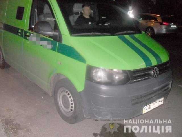 В Киеве мужчина украл мешок с деньгами прямо на глазах у инкассаторов