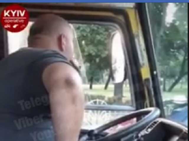 Водитель маршрутки курил прямо в салоне: киевлян возмутило видео