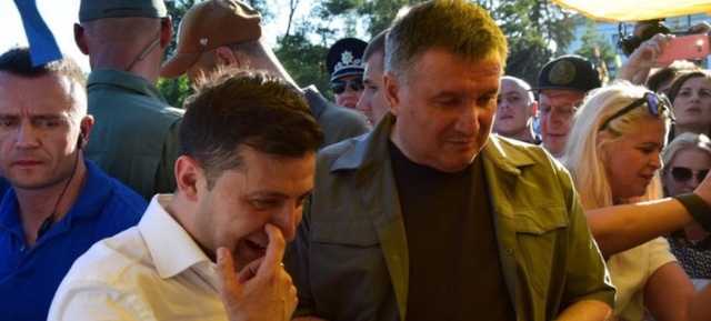 Авакова снять нельзя оставить! Где поставит запятую Зеленский?