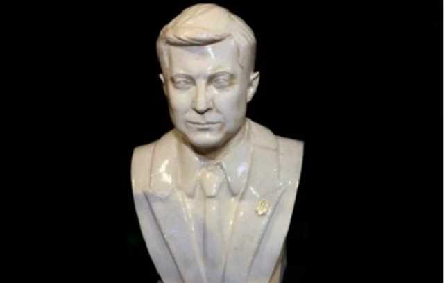 В Украине начали продавать бюсты Зеленского