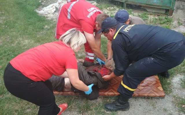 В Киевской области из болота вытащили мужчину