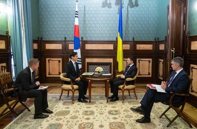 Зеленский принял верительные грамоты от пяти послов иностранных государств