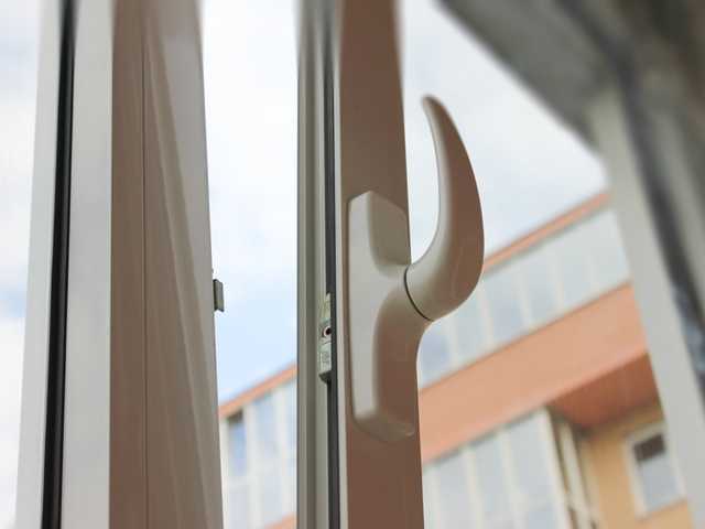 В Одессе из окна высотки выпал полуторагодовалый малыш