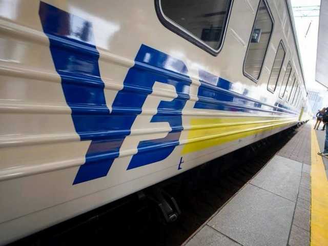 «Золотые» стаканы для поездов: «Укрзализныця» попала в очередной скандал