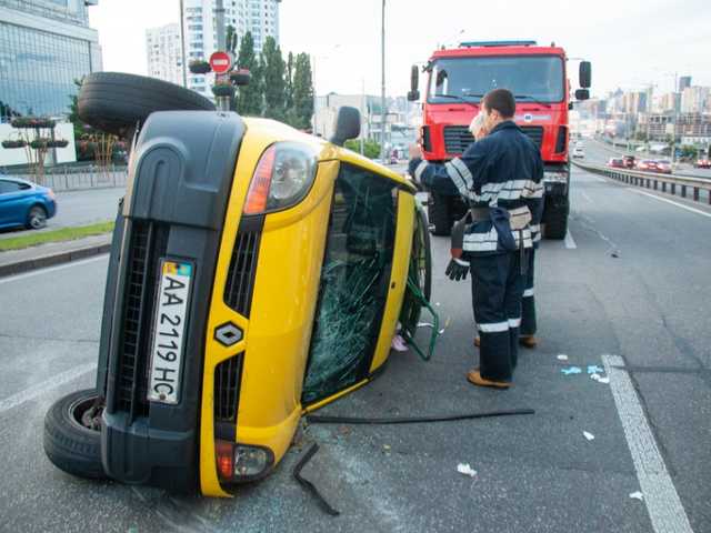 В столичном Голосеево Renault снес знак и перевернулся