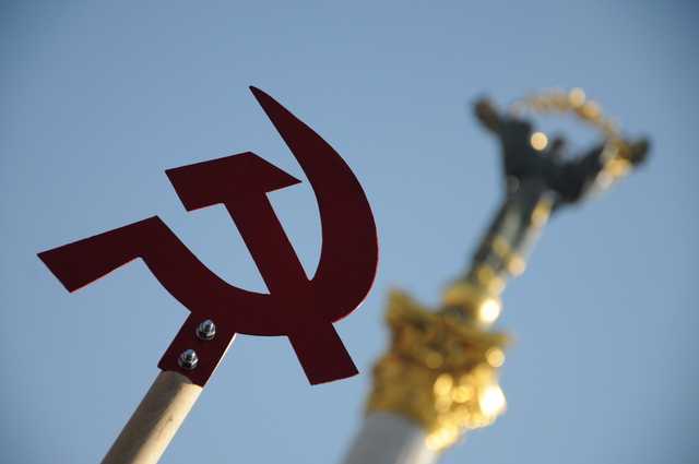 Прецедент: украинца признали невиновным в продаже коммунистической символики