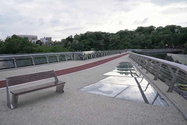 Стало відомо, коли відкриють скляну підлогу на пішохідному мосту у Києві