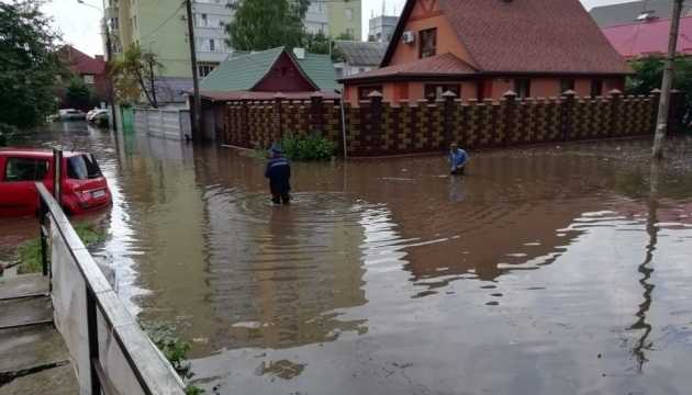 Рівне накрила сильна злива. На затоплених вулицях “плавають” авто