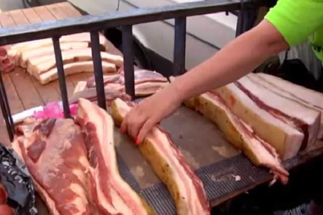 Тухлое мясо, тараканы и мухи: журналисты показали подноготную украинских рынков