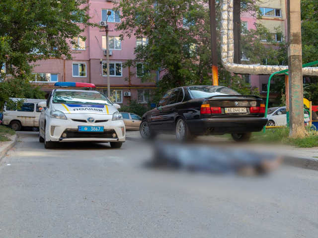 В Днепре у детской площадки средь бела дня умерла женщина