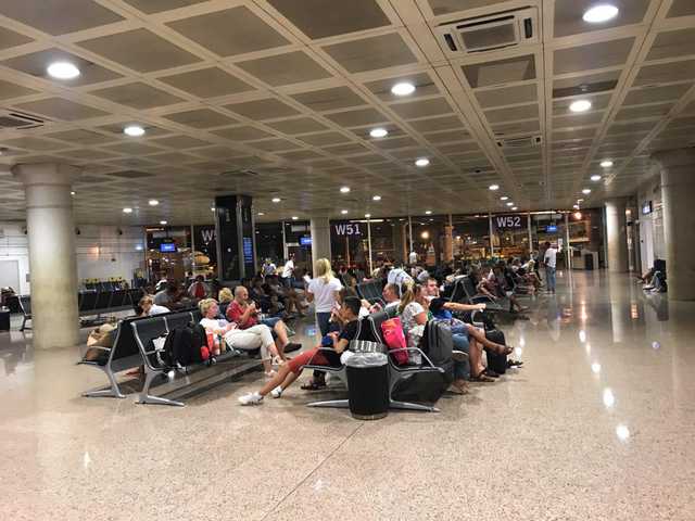 В аэропорту Барселоны застряли туристы из Украины