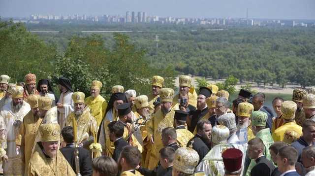 В Киеве ПЦУ провела первый крестный ход, Зеленский предстоятелей церквей к диалогу