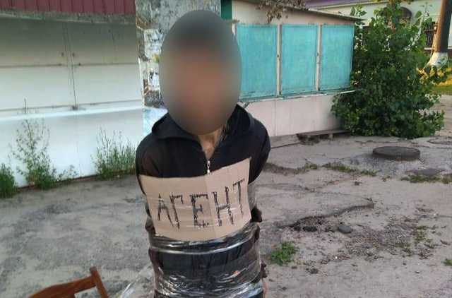 В Сумской области мужчину с табличкой «агент» привязали к столбу