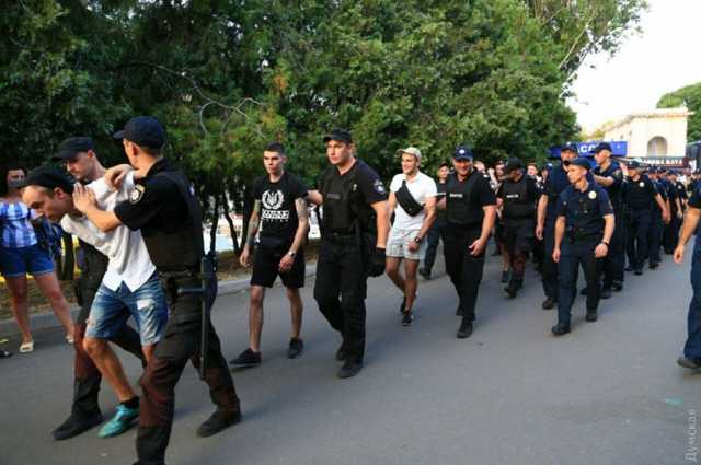 В Одесі перед матчем за Суперкубок затримали вболівальників