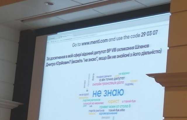 Нецензурщина на лекциях: в Сети показали скандальные фото курортного обучения партии Зеленского в Трускавце