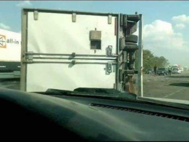 «На огромной скорости»: в Херсонской области перевернулась фура