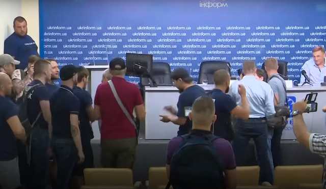 Активисты закидали яйцами кандидатов в нардепы Аксенова и Кошукова