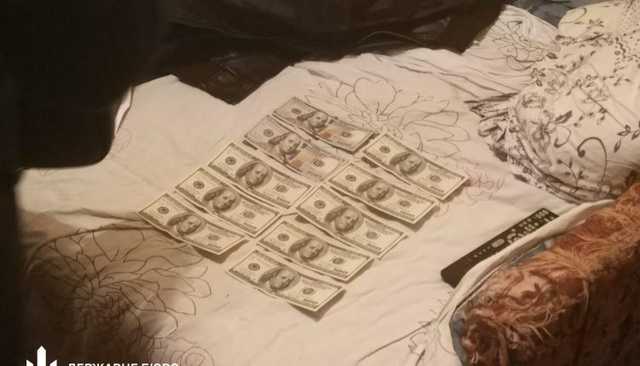 На Киевщине следователя подозревают в краже $5000 вещественных доказательств