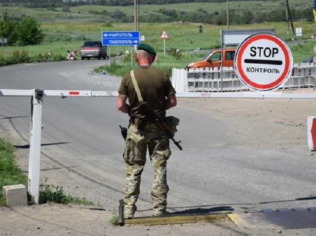 Возле КПВВ "Гнутово" рвутся снаряды, пункт пропуска закрыт