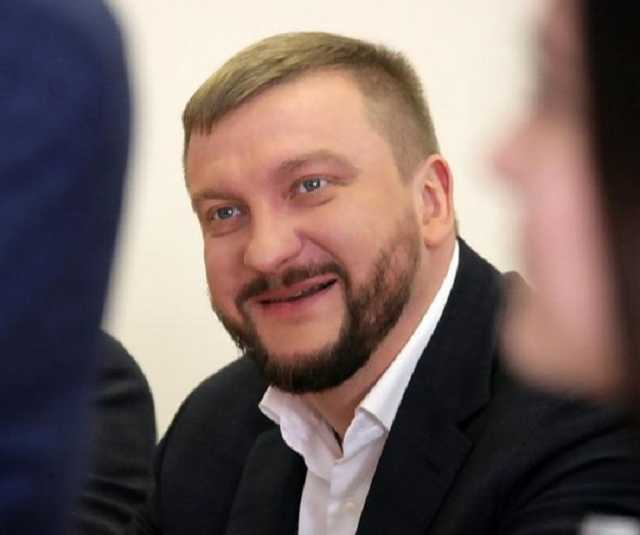 Министр Юстици Павел Петренко использует "левые" номера на своем автомобиле