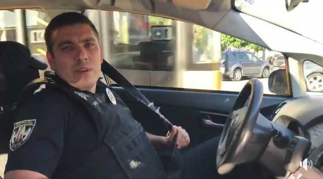 "Мусорила!": Двое полицейских опозорились прямо в центре Киева