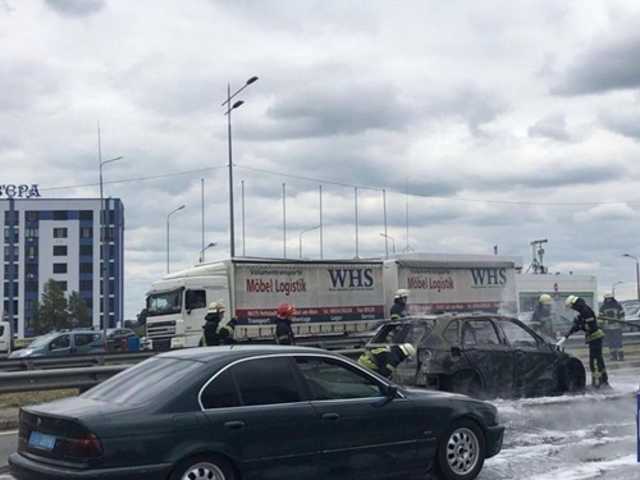 На Южном мосту в Киеве сгорел автомобиль