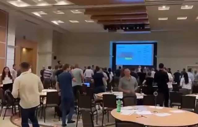 В Сети появилось видео с тренинга «слуг народа», прыгающих на одной ноге