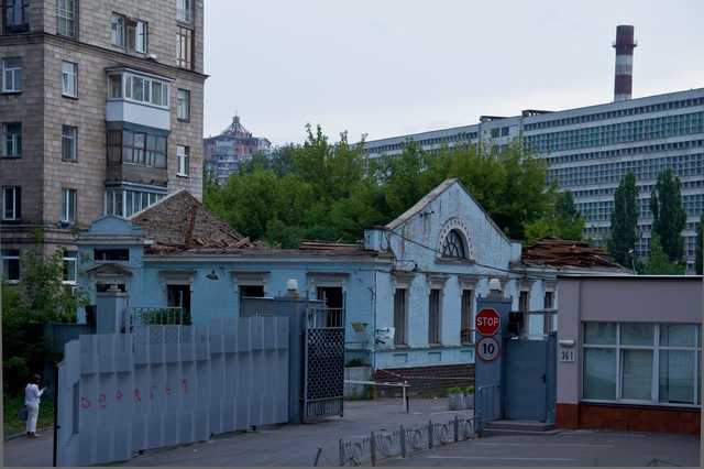 У Києві руйнують історичну садибу
