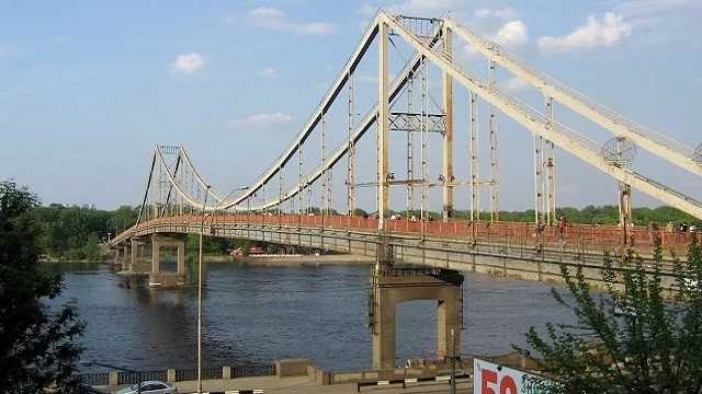 В Киеве рухнула часть пешеходного моста