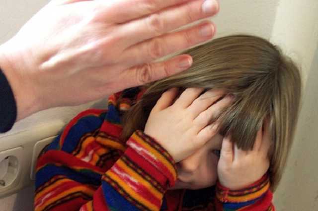 В Кривом Роге агрессивная мать избила ребенка: шокирующие кадры