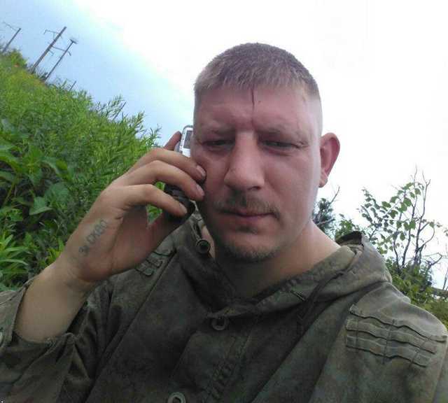 Офицер ВСУ показал убитого на Донбассе россиянина