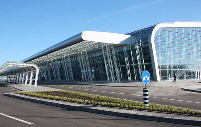 Пассажиры застряли в аэропорту «Львов» из-за отмены рейсов