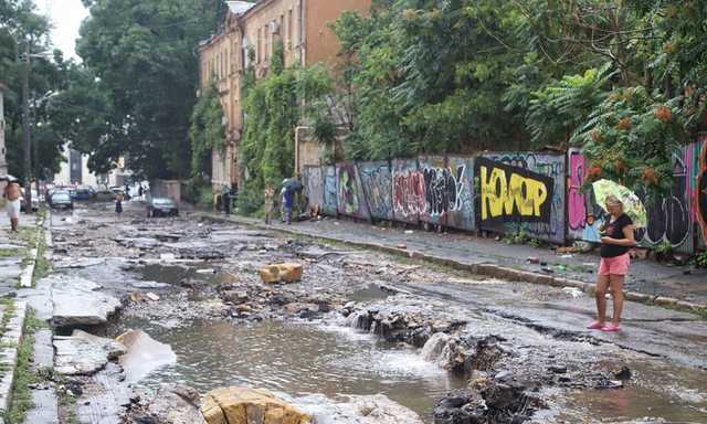 Ливень в Одессе сносил десятки машин и сбивал людей с ног