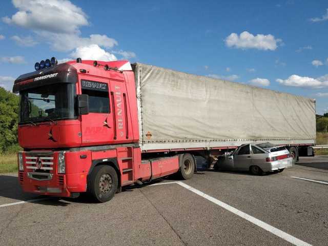 В ДТП под Харьковом грузовик смял ВАЗ с людьми